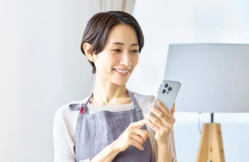 スマホを持った女性