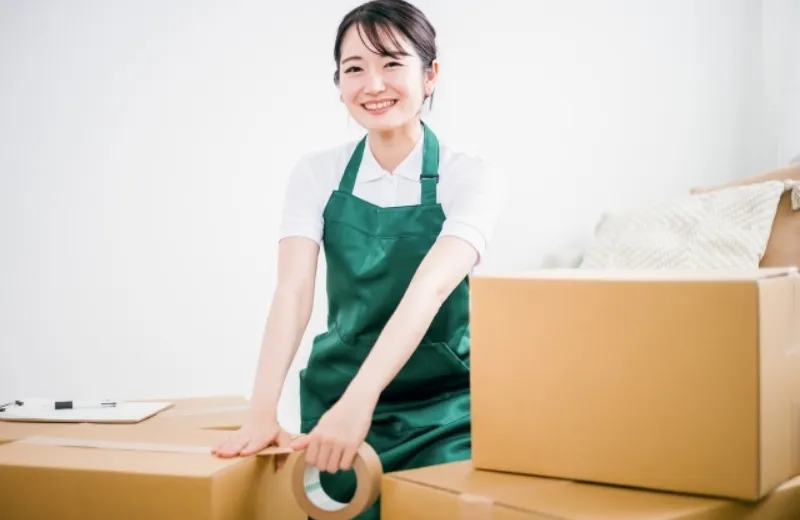 女性と段ボール